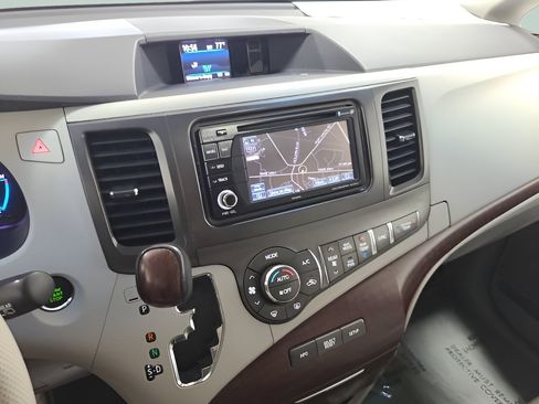 Used 2014 Toyota Sienna XLE w/ Entertainment Package FWD image 33