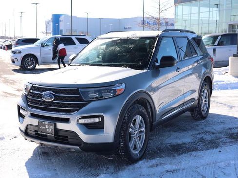 Used 2022 Ford Explorer XLT w/ Equipment Group 202A image 3