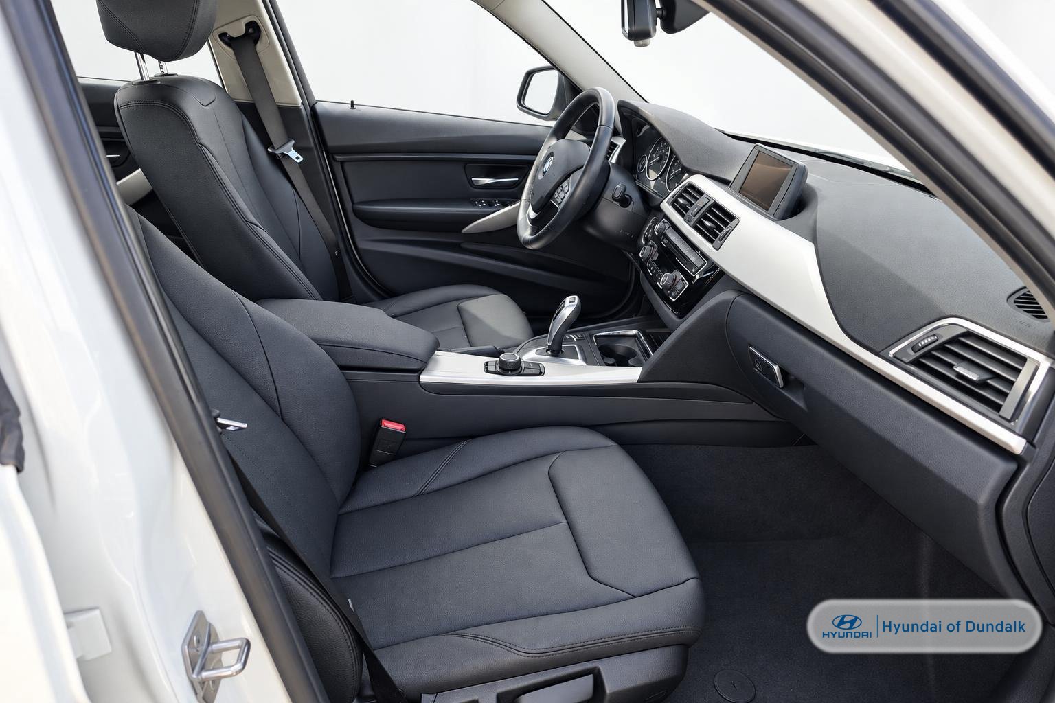 Used 2017 BMW 320i Sedan RWD image 7