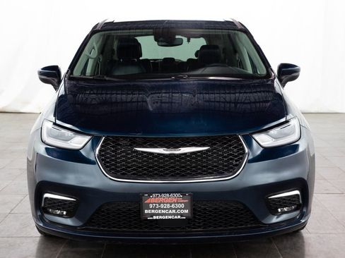 Used 2023 Chrysler Pacifica Touring-L FWD image 2