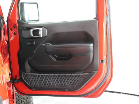 Used 2025 Jeep Wrangler Unlimited Rubicon w/ Convenience Group AWD/4WD image 21