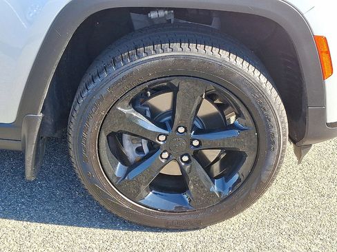 Certified 2025 Jeep Grand Cherokee L Limited w/ Black Appearance Package AWD/4WD image 19