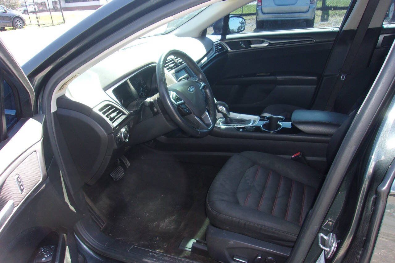 Used 2015 Ford Fusion SE w/ Equipment Group 201A FWD image 10