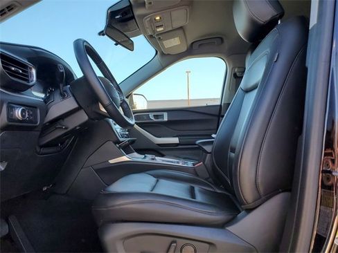 Certified 2022 Ford Explorer XLT w/ Equipment Group 202A image 5