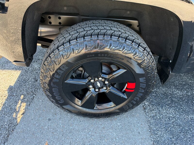 Used 2018 Chevrolet Colorado LT w/ Redline Special Edition RWD image 9