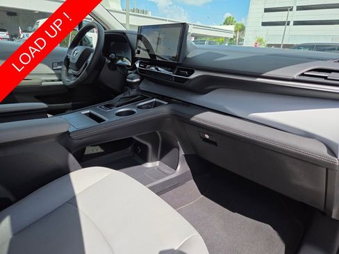 Used 2025 Toyota Sienna XLE FWD image 13