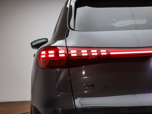 Certified 2025 Audi Q5 2.0T Premium Plus w/ Premium Plus image 11