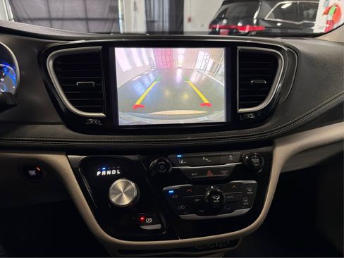 Used 2022 Chrysler Pacifica Touring-L FWD image 28