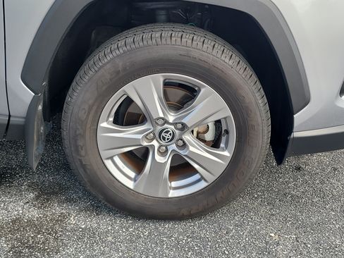 Used 2025 Toyota RAV4 XLE AWD/4WD image 9