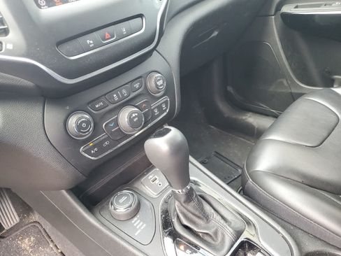 Used 2021 Jeep Cherokee Latitude Plus AWD/4WD image 15