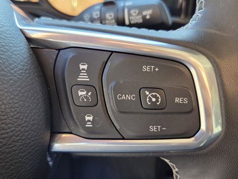 Used 2025 Jeep Wrangler Unlimited Sahara AWD/4WD image 36