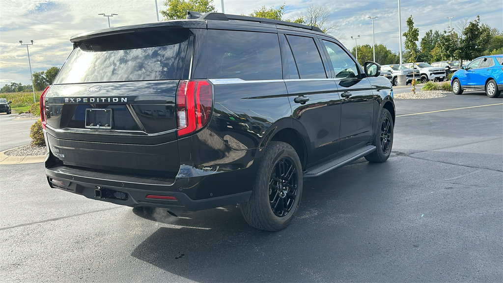 Used 2025 Ford Expedition Active AWD/4WD image 8