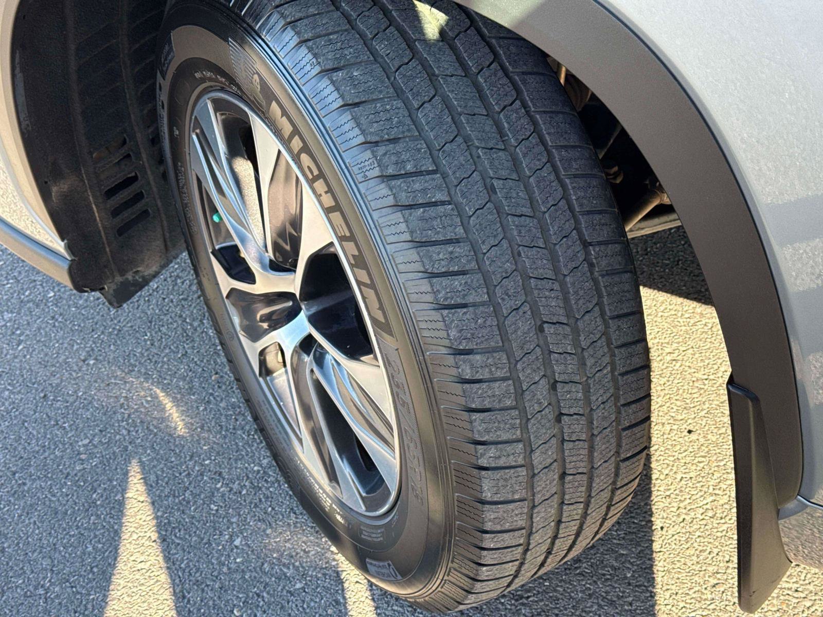 Used 2022 Toyota Highlander XLE AWD/4WD image 9