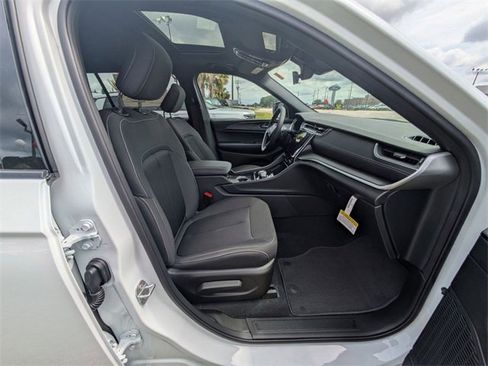 New 2025 Jeep Grand Cherokee L Laredo image 39