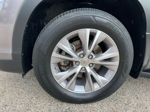 Used 2015 Toyota Highlander LE image 11