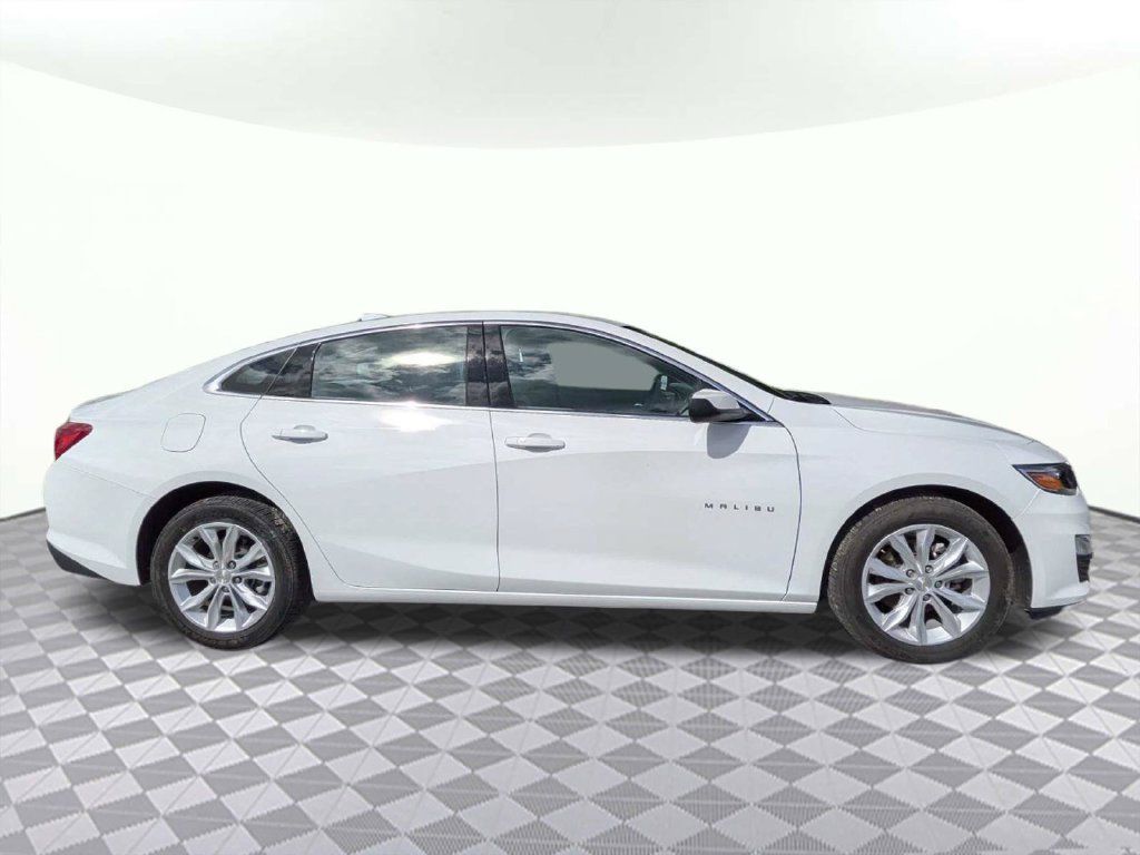 Used 2025 Chevrolet Malibu LT FWD image 2