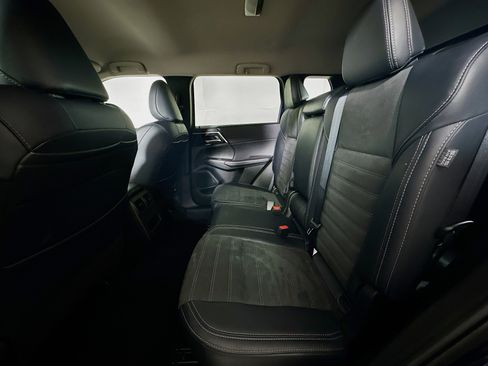 Used 2024 Mitsubishi Outlander SE image 27