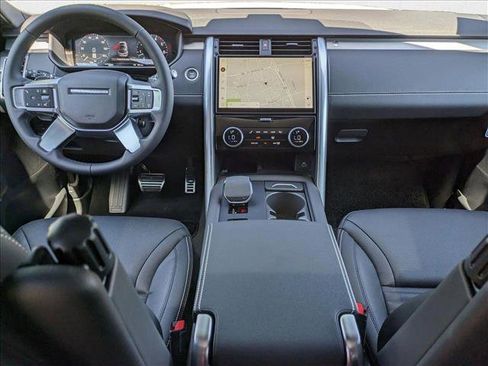 New 2025 Land Rover Discovery Dynamic SE image 16