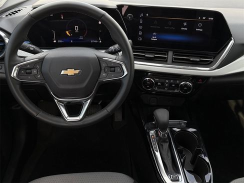 Certified 2025 Chevrolet Trax LT w/ LT Convenience Package image 12