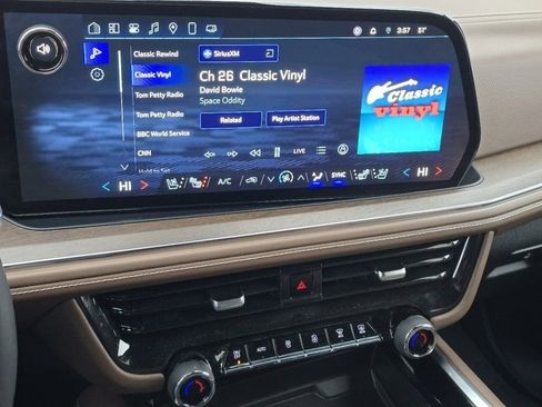 Used 2025 Chevrolet Suburban High Country AWD/4WD image 27