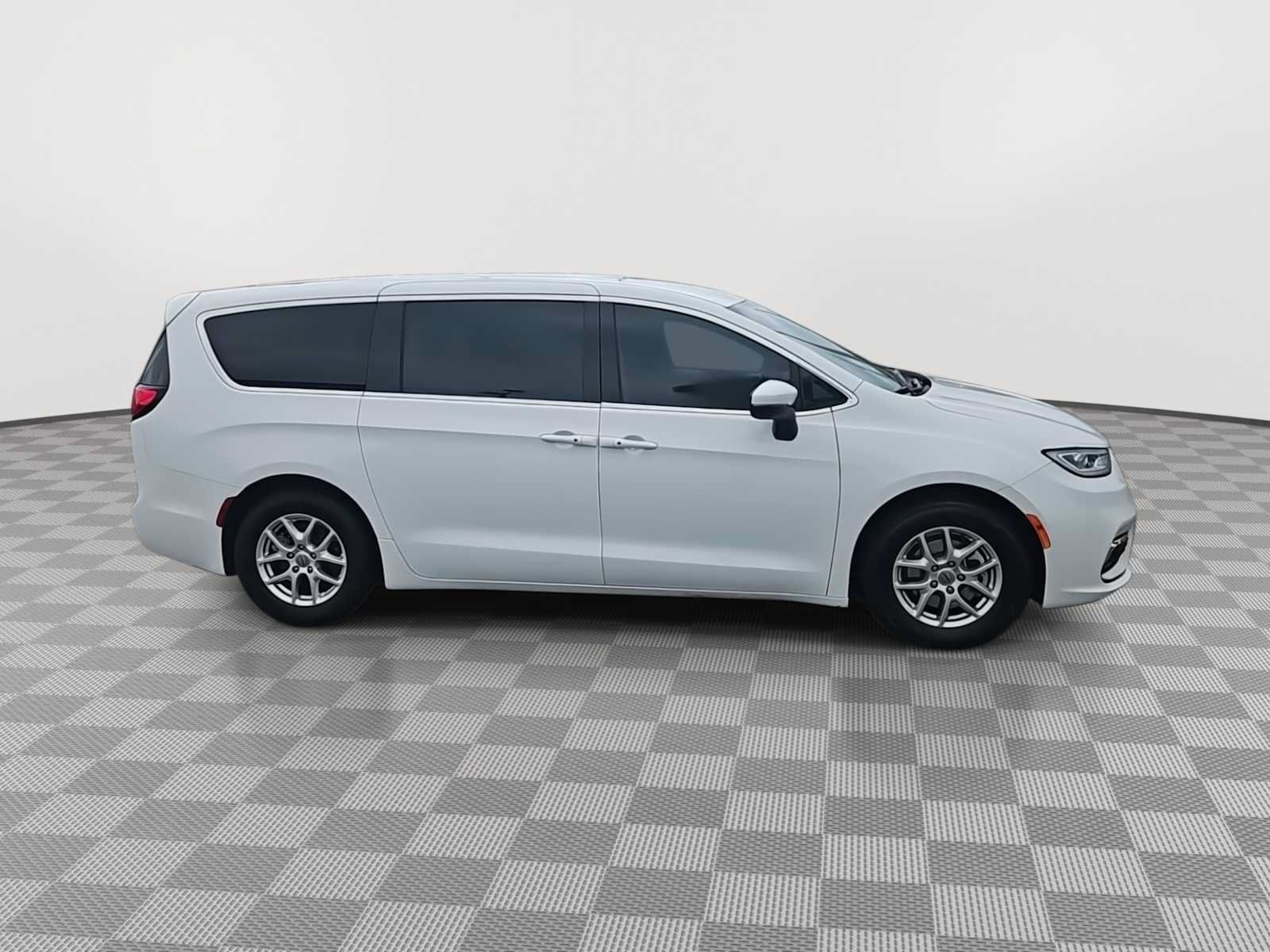 Used 2023 Chrysler Pacifica Touring-L FWD image 9