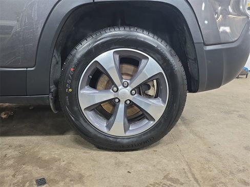 Used 2019 Jeep Cherokee Limited image 33