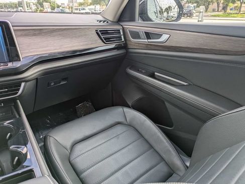 Used 2025 Volkswagen Atlas SEL AWD/4WD image 17