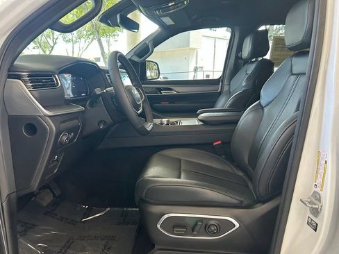 Used 2025 Jeep Wagoneer Series II AWD/4WD image 6