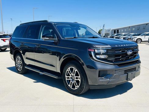 Used 2025 Ford Expedition Active AWD/4WD image 2