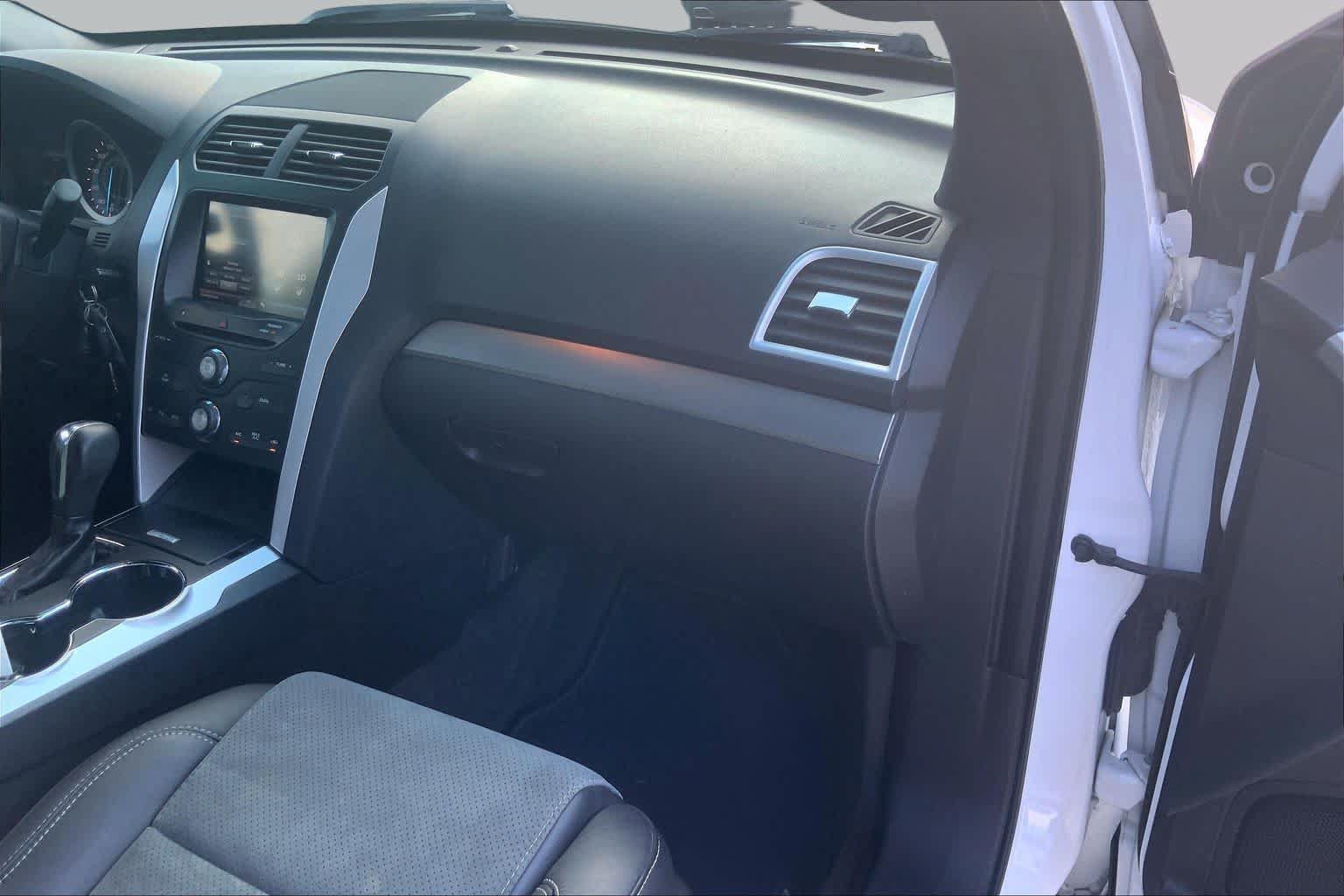 Used 2015 Ford Explorer XLT w/ Equipment Group 202A FWD image 19