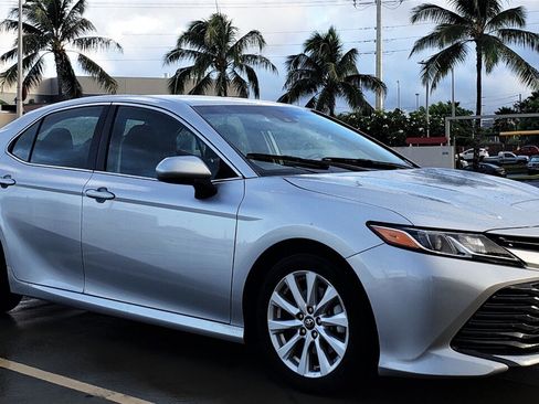 Used 2018 Toyota Camry LE image 14