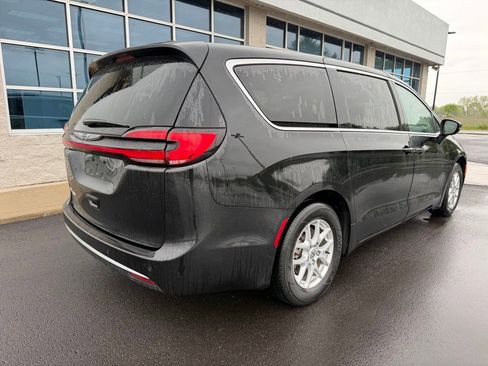 Used 2023 Chrysler Pacifica Touring-L FWD image 5