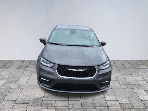 Used 2023 Chrysler Pacifica Touring-L FWD image 2