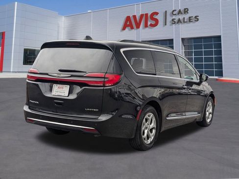 Used 2023 Chrysler Pacifica Limited image 6