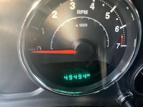 Used 2018 Jeep Wrangler Sahara w/ Connectivity Group AWD/4WD image 16