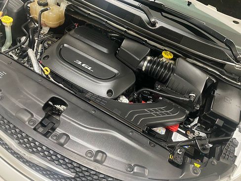 Used 2017 Chrysler Pacifica Limited image 16