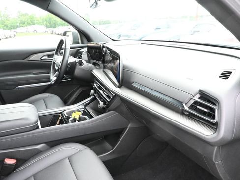 Used 2025 Chevrolet Traverse LT FWD image 41