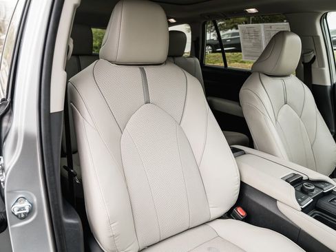 Used 2024 Toyota Grand Highlander Platinum image 31