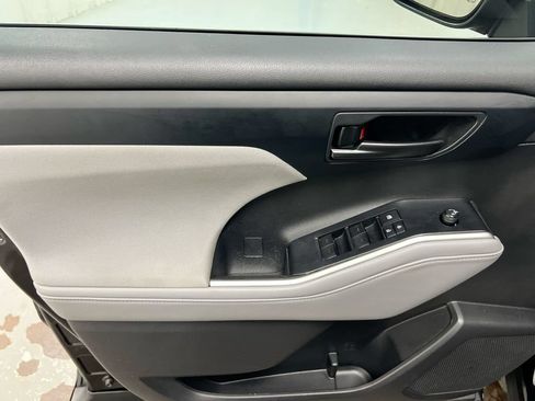 Used 2022 Toyota Highlander L FWD image 20