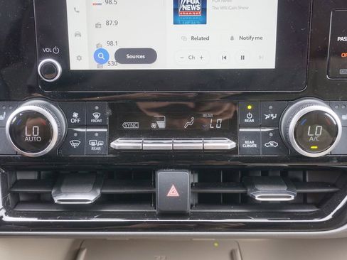 Used 2023 Toyota Highlander XLE AWD/4WD image 13