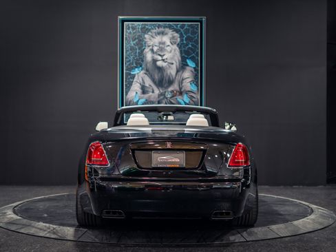 Used 2018 Rolls-Royce Dawn RWD image 15