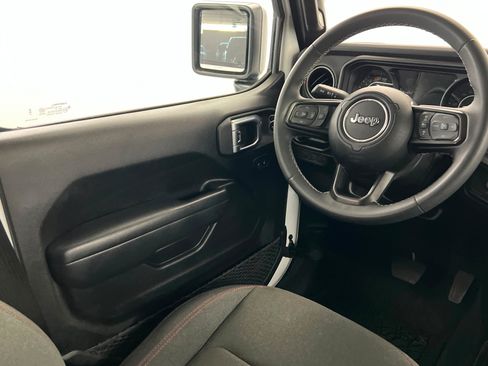 Used 2025 Jeep Wrangler Unlimited Rubicon AWD/4WD image 11