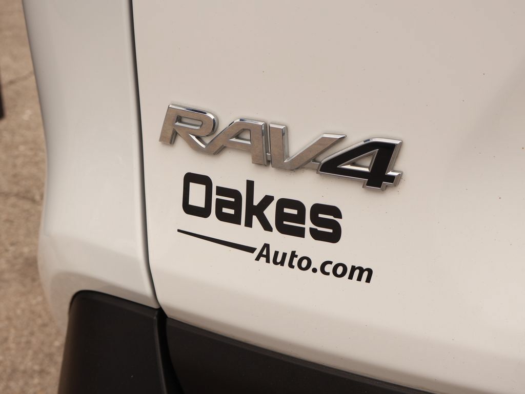 Used 2020 Toyota RAV4 XLE Premium FWD image 8