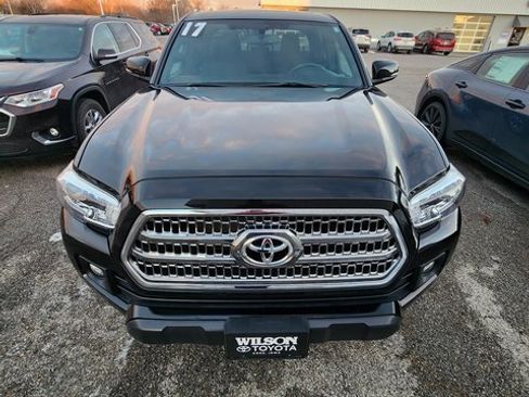 Used 2017 Toyota Tacoma TRD Off-Road image 3