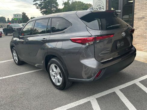 Used 2021 Toyota Highlander LE FWD image 2