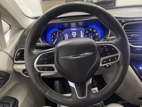 Used 2023 Chrysler Pacifica Touring-L image 29