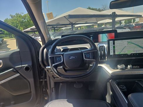 Used 2025 Ford Expedition Platinum AWD/4WD image 18