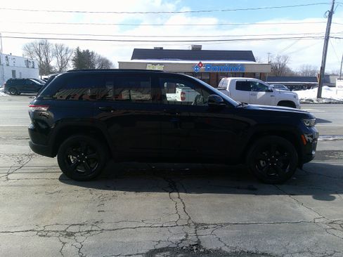 Used 2023 Jeep Grand Cherokee Altitude image 7