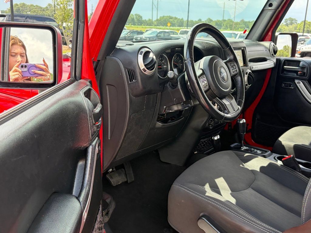 Used 2018 Jeep Wrangler Unlimited Sahara w/ Connectivity Group AWD/4WD image 36