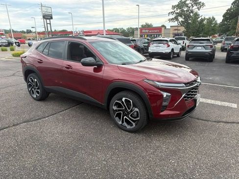 Used 2025 Chevrolet Trax RS FWD image 1